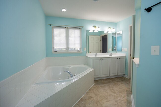 Building Photo - Spacious & Bright Home in Parks of Piedmon...