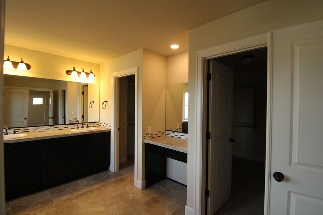 Building Photo - WELL MAINTAINED, BEAUTIFUL 5 BR HOME IN THE CAMAS HILLS!