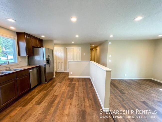 Building Photo - Newly rehabbed home in Springfield