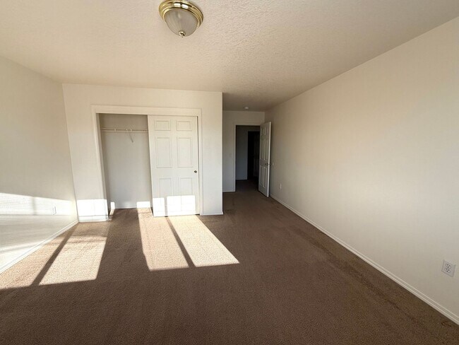 Building Photo - Spacious 4-Bedroom Rental Home in Prime Pa...
