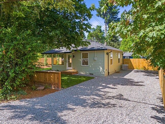 Building Photo - Light-Filled, Fully Remodeled 2?Bed / 1?Ba...