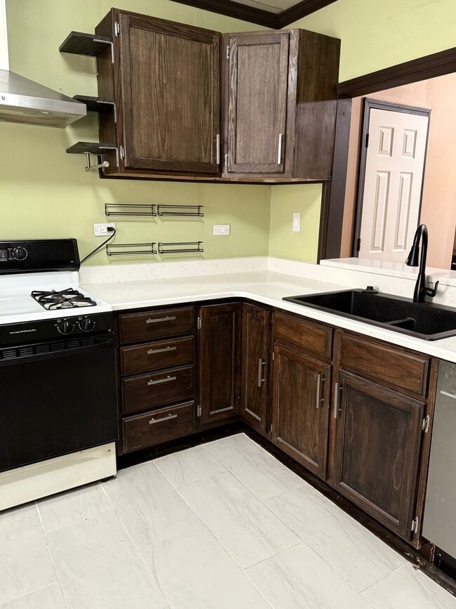 Building Photo - Quaint 2-Bedroom Bungalow Near Ft. Riley!