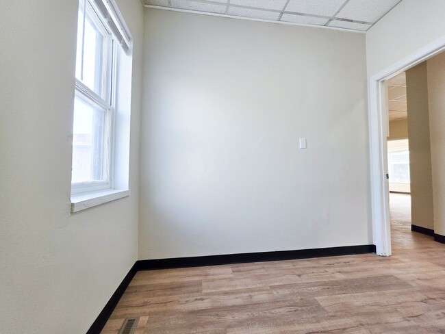 Building Photo - 135 E Main St