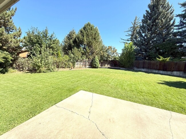 Building Photo - BONUS RENT SPECIAL! 3 Bed on Cul-de-sac with Great Backyard and Lawn Service!