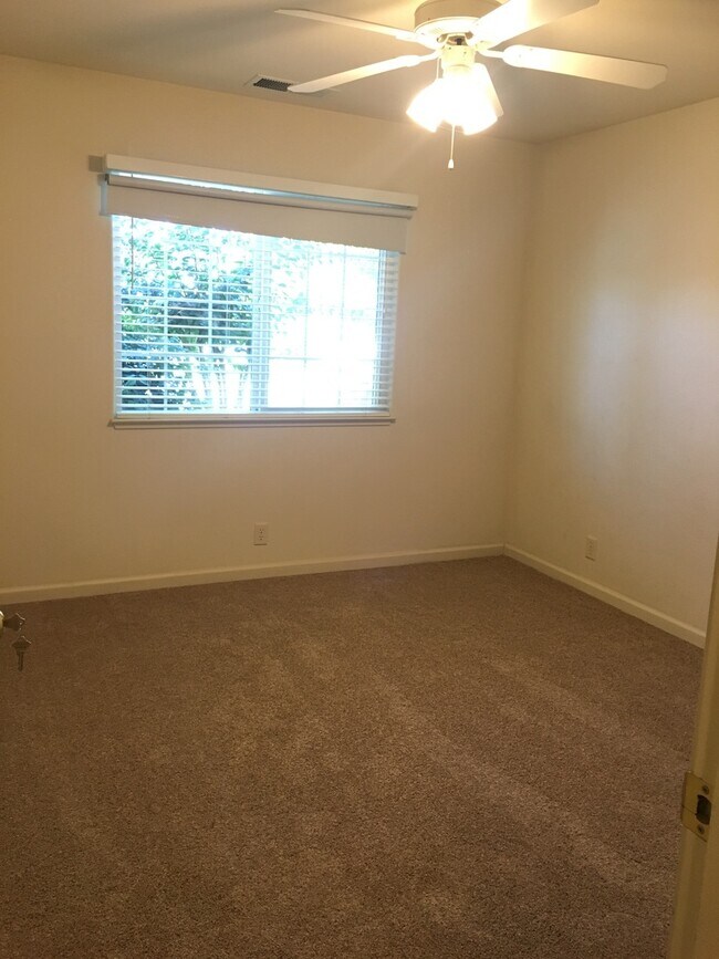 Building Photo - 3 Bedroom Chico Home with 3 Car Garage!