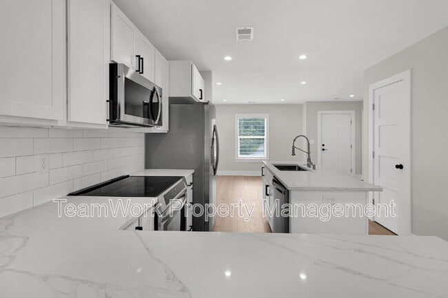 Building Photo - 1752 Skinner Ave