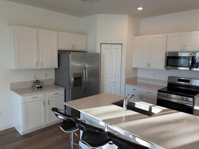 Building Photo - 4181 Lagoon Shore Dr