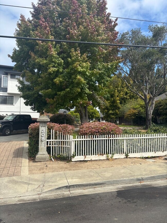 Building Photo - 308 Hill St