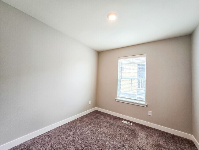 Building Photo - Newly Built Townhome 4bd 2.5ba