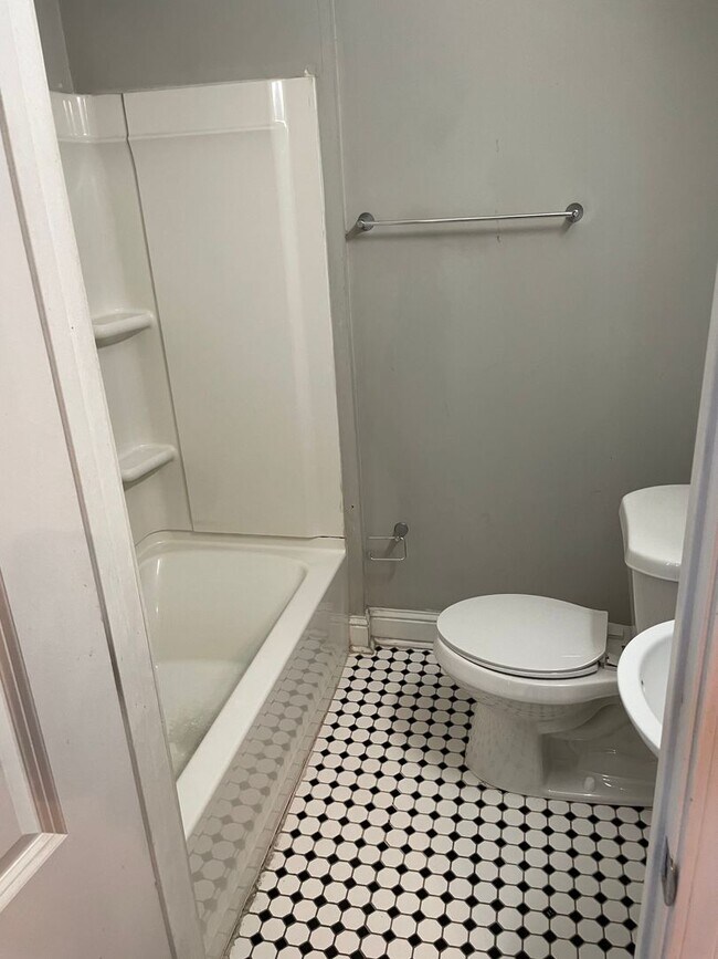 Building Photo - 1BD Corner Unit in Gated Complex, 2 Blocks...