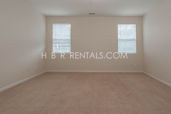 Building Photo - South Tracy 4-Bed Home with First-Floor Bedroom