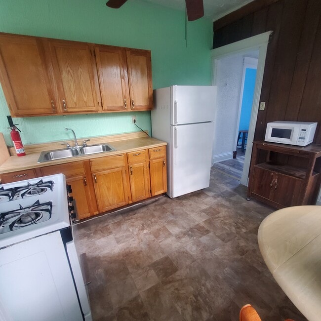 Building Photo - 2451 Maplewood Ave