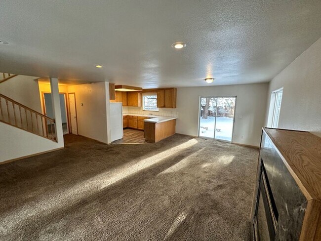 Building Photo - Large 3BR 2Bath Home with balcony available for a Long term Rental. Call me today!