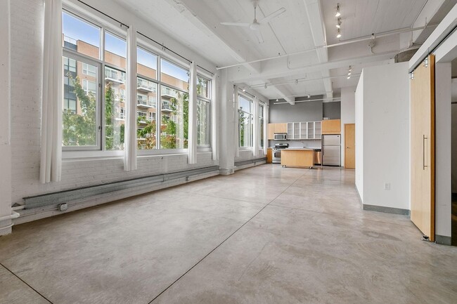 Building Photo - 700 N Washington Ave