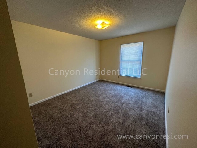 Building Photo - Beautiful 3b, ready to move in!