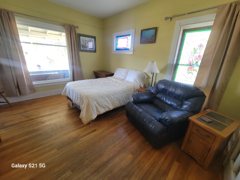 Building Photo - 700 W 13th St