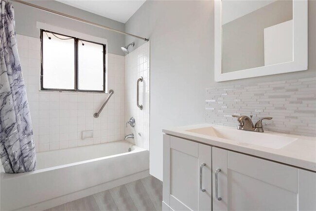 Building Photo - 470 NW 38th Ave