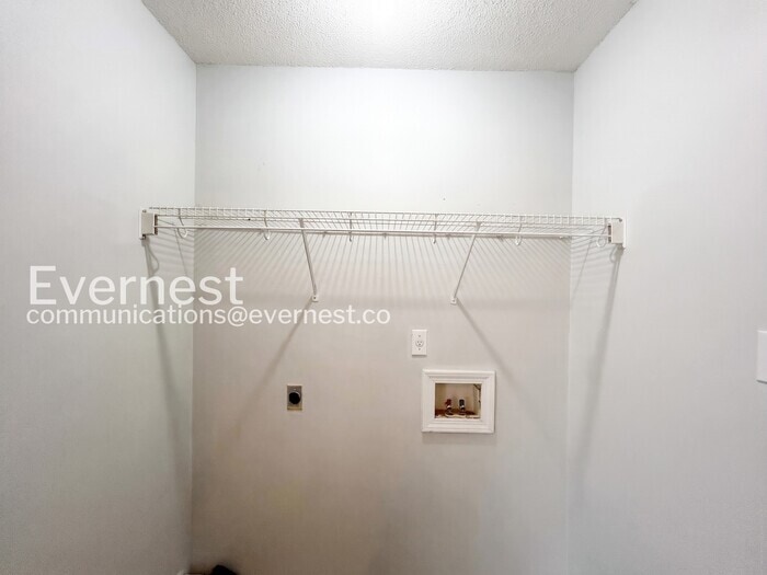 Building Photo - 9136 Kaitlyn Dr S