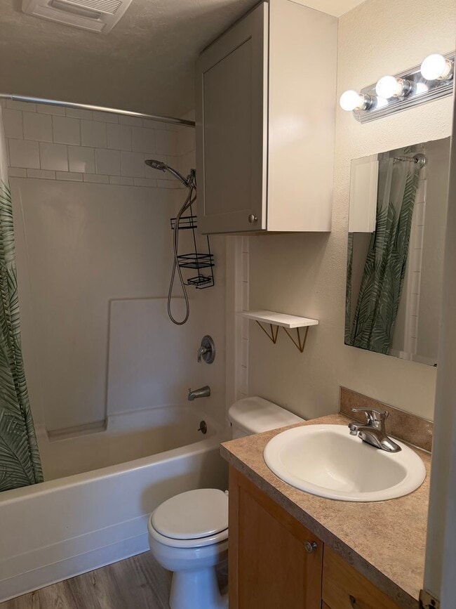 Building Photo - Charming 2 bed 1 bath house in a great neighborhood!