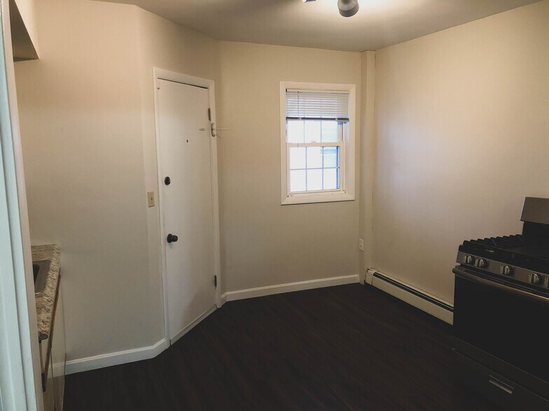 Kitchen 2e - 33 Tingley St