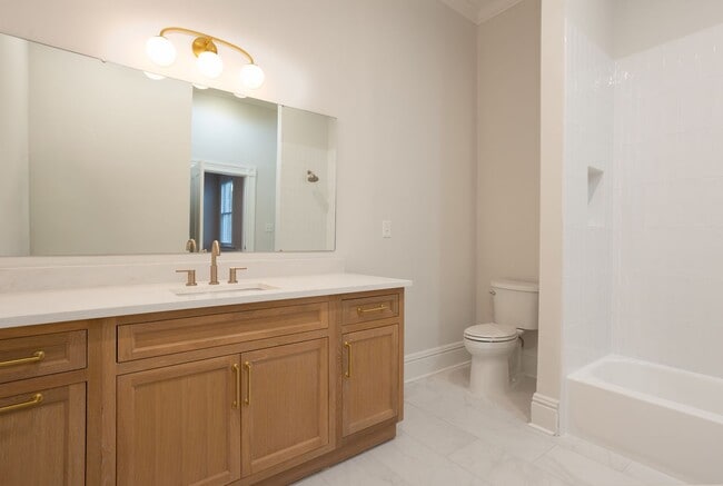 Building Photo - Downtown Close to Forsyth Park