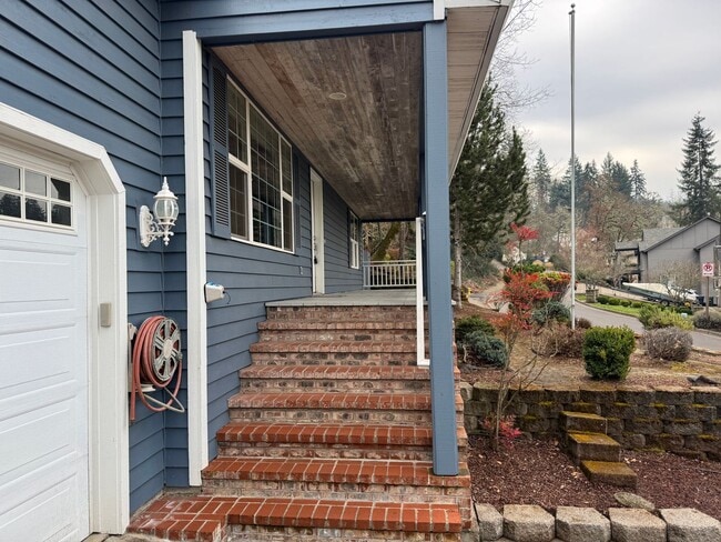 Building Photo - Beautiful large house in the South Hills!  $1,000 OFF YOUR FIRST MONTH'S RENT!