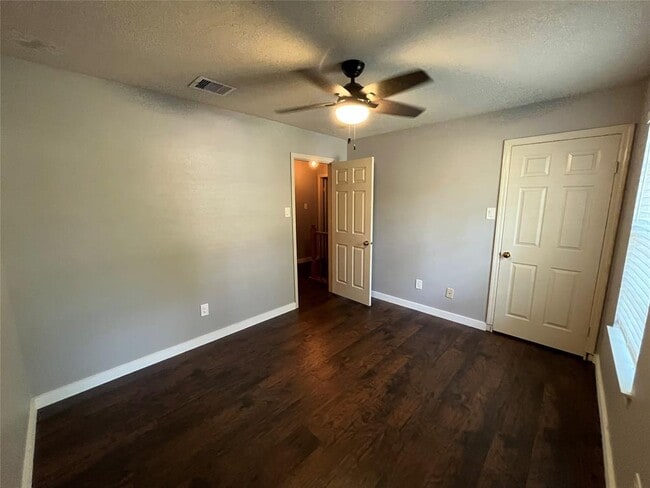 Building Photo - 5622 Maple Square Dr