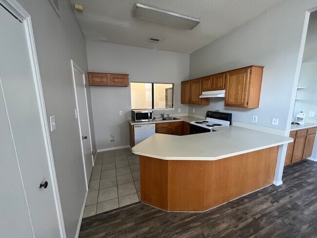 Building Photo - 906 Teakwood Ln