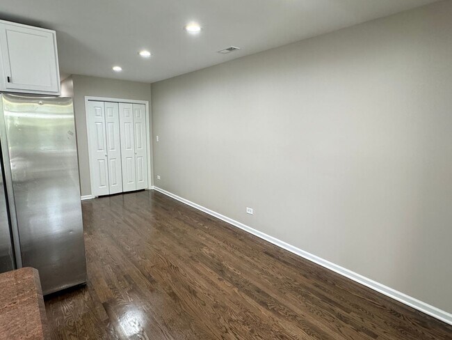 Building Photo - 5438 S Indiana Ave