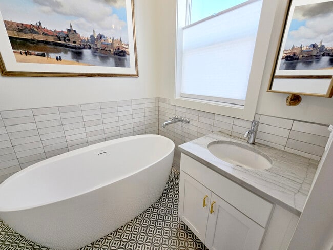 Building Photo - 118 S Pacific St