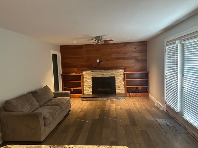 Building Photo - 1009 Stanford Dr