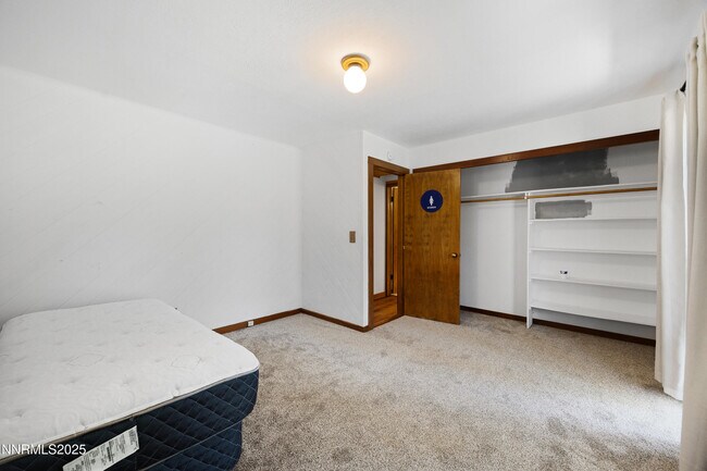 Building Photo - 445 Country Club Dr