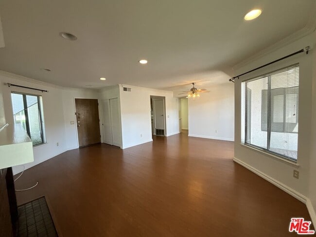 Building Photo - 9 Willowcrest Ln