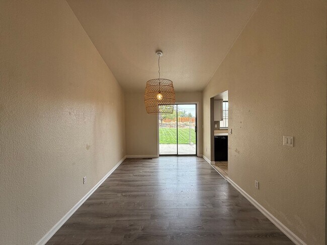 Building Photo - Cute single story 3 bedroom, 2 bath home w...
