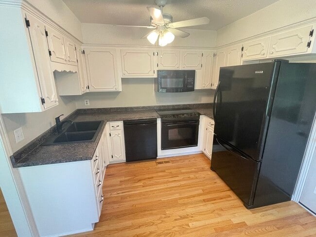 Building Photo - Hendersonville home off New Shackle!