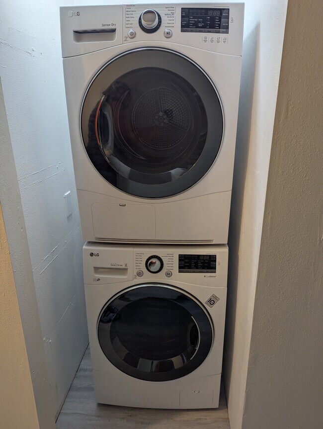 unit 4 laundry - 17820 Smokey Point Blvd