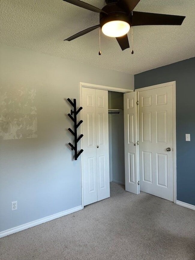 Building Photo - The Perfect Family Home! Large Yard, Deck ...
