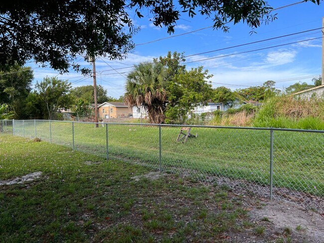 Building Photo - 3 BEDROOM, 2 BATH HOME IN THE HEART FORT P...