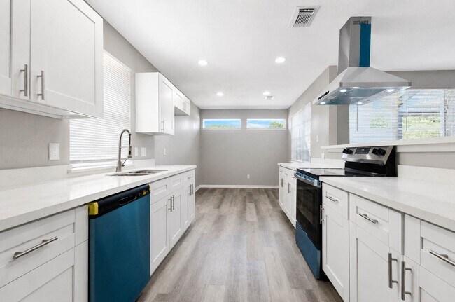 Building Photo - 15811 Pathfield Dr