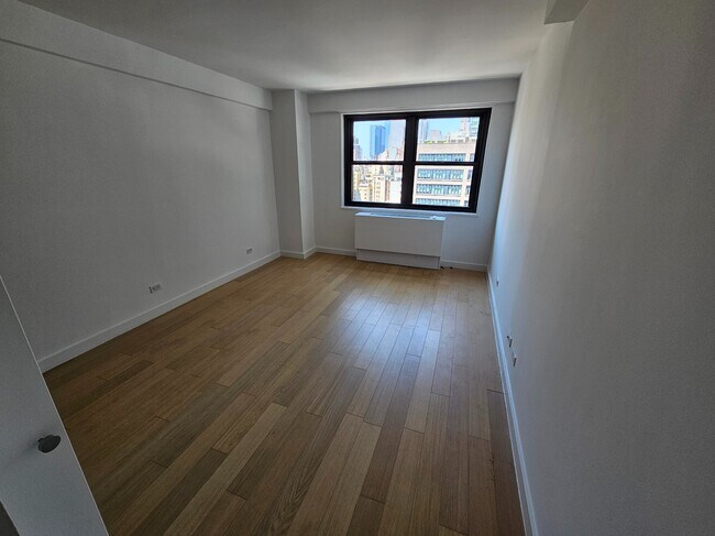 Building Photo - 222 E 39th St
