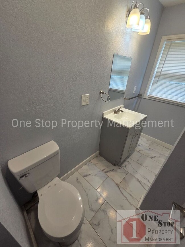 Building Photo - Beautiful 4 Bedroom 2 Bathroom in Kansas City!