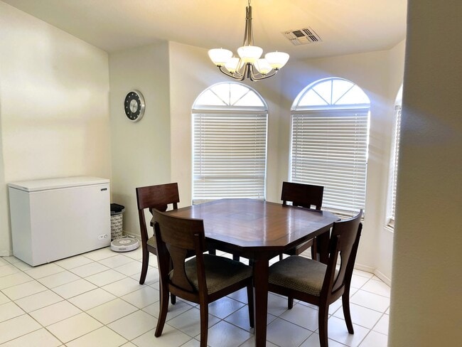 Building Photo - 3 bedroom 2 Bath Lakefront home in the des...