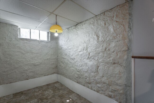 Building Photo - 321-325 Pine Ridge Road