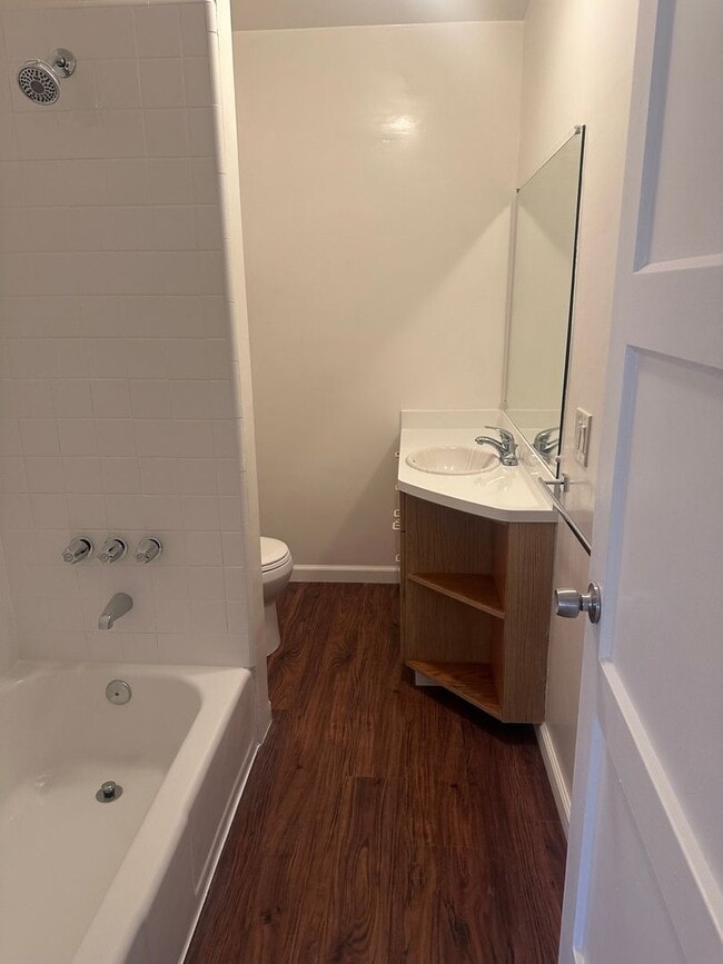 Building Photo - Charming Two Bedroom / One Bath Home! Very...