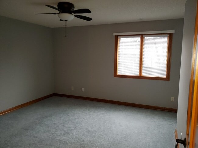 Building Photo - STUNNING, 5 BEDROOM AND 5 BATH TWIN HOME F...