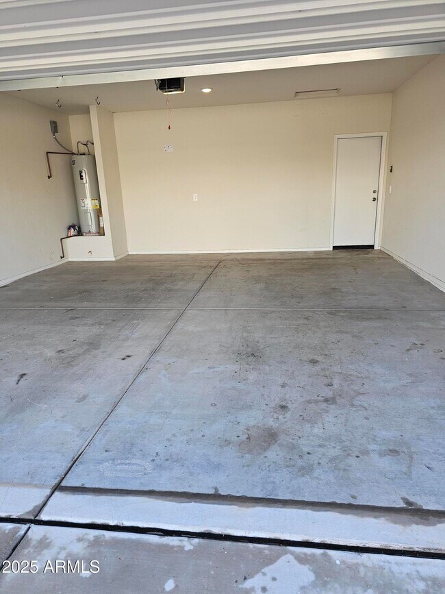 Building Photo - 36565 W Santa Monica Ave