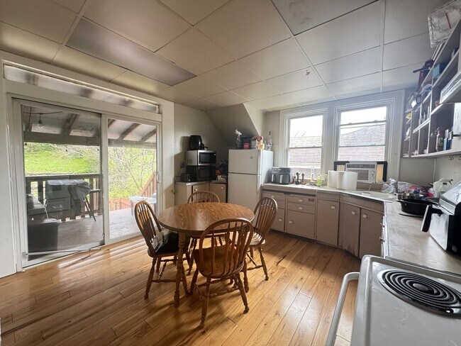 Building Photo - 350 Probasco St