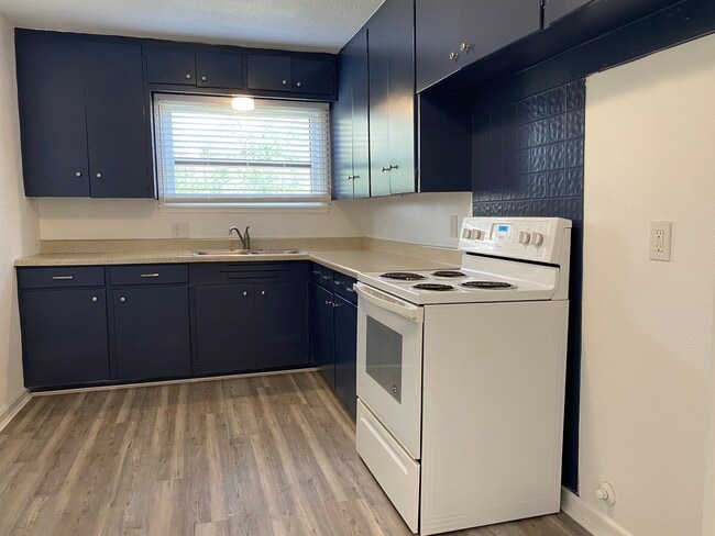 Building Photo - 1530 Daly Dr