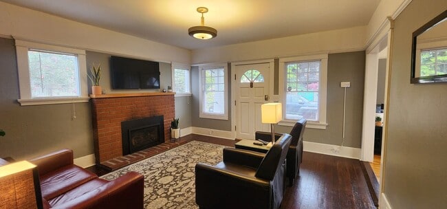 Building Photo - Single Family Fully Furnished Home with Al...
