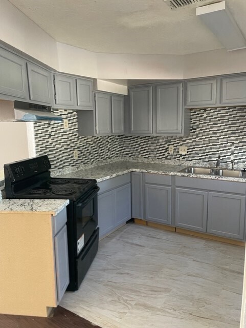 Building Photo - 13620 Rosewood St